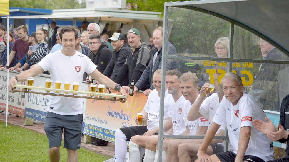 Nach ihren Einsätzen gönnten sich die Gäste-Kicker auch gerne mal ein Bierchen.
