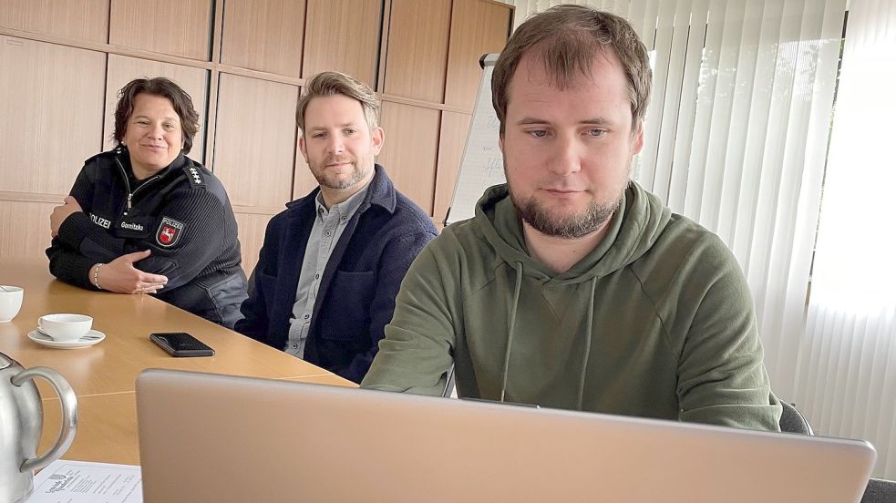 Nico Bergmann (von rechts) instruiert das Programm am PC, Tim Kempen und Melanie Gornitzka schauen interessiert zu: Mit den neuen Programmen ist eine Menge möglich. Das birgt Risiken, aber auch Chancen. Foto: Janßen