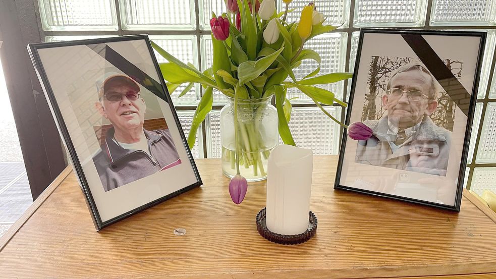 Im Eingangsbereich der Lebensmittelausgabe haben die Tafel-Helfer die Portraits von Egon Plaisier (links) und Konrad „Konni“ Janßen aufgestellt, um an die beiden Verstorbenen zu erinnern. Foto: Janßen