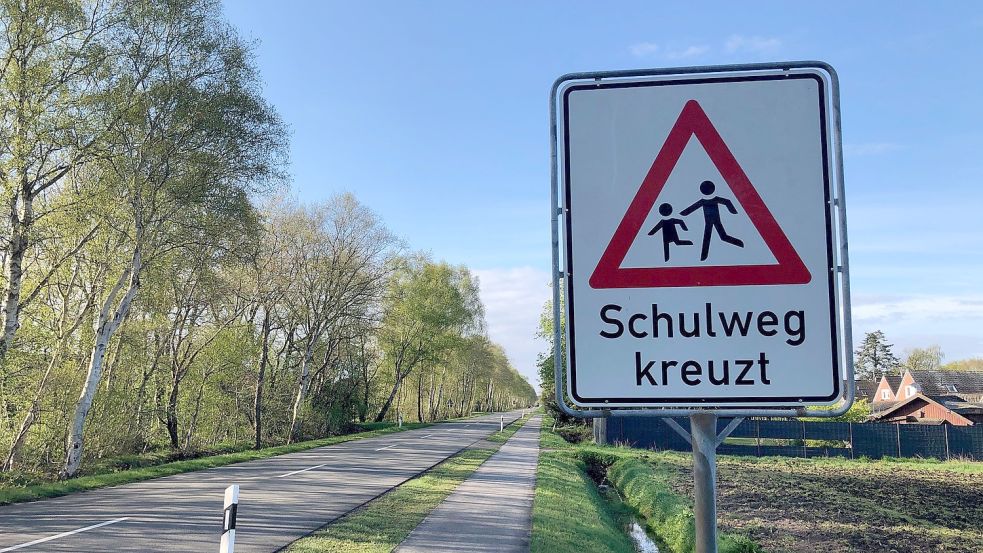 Das Schild warnt kurz vor Klostermoor vor einem Schulweg. Dennoch gilt auf dem Abschnitt weiterhin 100 Kilometer für Verkehrsteilnehmer pro Stunde. Foto: Ammermann