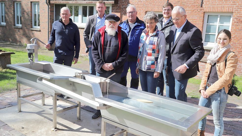 Der Modellnachbau der Schleuse Osterhausen im Elisabethfehnkanal ist ein Prototyp und Unikat für das Moor- und Fehnmuseum Elisabethfehn. Nun wurde es vorgestellt von (von links): Henning Schünemann, Michael Sope, Egon Buß, Peter Hoppe, Antje Hoffmann Marius Oltmans, Hans Eveslage und Felicitas Sieweck. Foto: Passmann