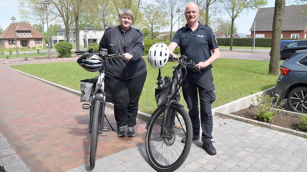 Die Polizisten Andrea Meiners und Horst Meiners laden zu speziellen Radfahrten zum Thema „Schutz vor Kriminalität“ von Ostrhauderfehn nach Rhauderfehn und zurück ein. Foto: Ammermann