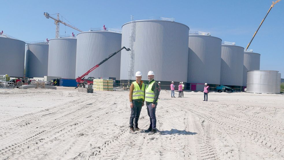 Die Geschäftsführer Simon Detscher (links) von der Revis Bioenergy GmbH aus Münster und Jan-Hendrik Friedrichs von der nordfuel GmbH mit Sitz in Friesoythe auf der Baustelle am C-Port. Foto: Kruse