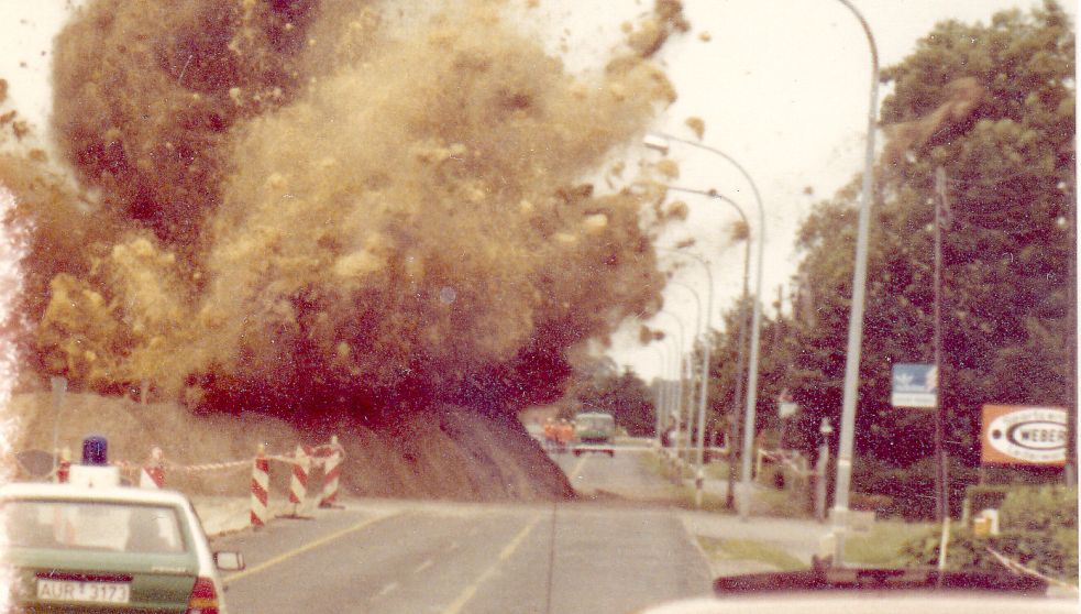 Dieses Bild zeigt eine der kontrollierten Sprengungen einer Mine auf der Hauptstraße in Ostrhauderfehn. Kurz zuvor war jedoch eine Weltkriegs-Bombe plötzlich in die Luft gegangen. Fotos: Sammlung/Egon Taute (14)/Zein (1)