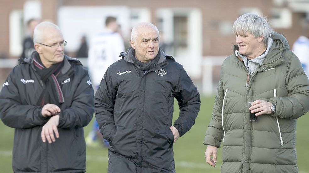 Für Germania Leer ist es fünf vor zwölf. Das wissen auch Trainer Arndt Watzema (von links), der mächtige 2. Vorsitzende Ferhat Özdemir und Co-Trainer und Spielerberater Rüdiger Schult. Foto: Doden/Emden