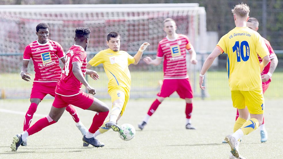 Die SpVg Aurich (links) und Germania Leer haben das schwerere Restprogramm als der SV Jheringsfehn. Foto: Doden/Emden
