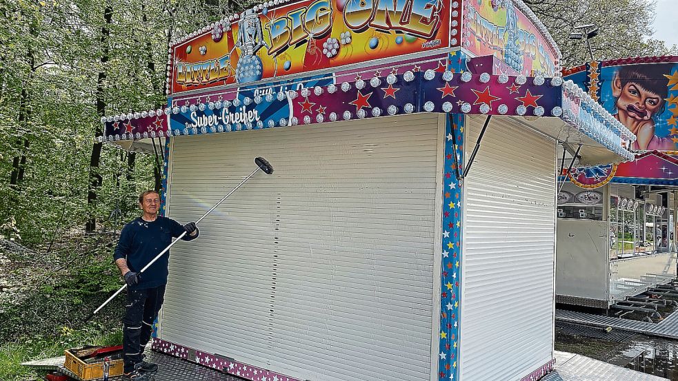 Piotr Jablonowski macht hier den „Super Greifer“ sauber. Am Freitag startet der Maimarkt. Foto: Rike Westendorf