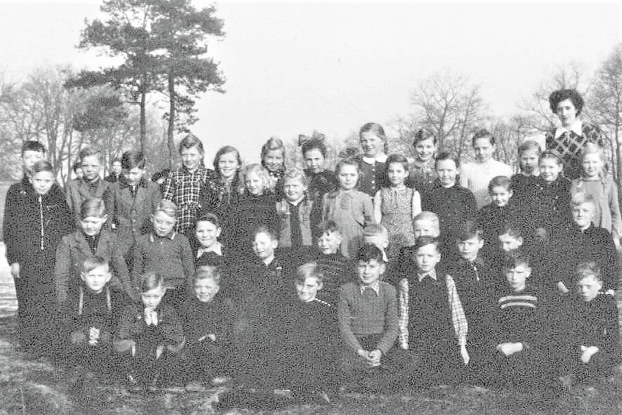 Ein Klassenfoto aus den Jahren kurz nach dem Zweiten Weltkrieg der Schule in Wittensand. Klaus Pille ist der 4. von links in der zweiten Reihe von unten. Oben rechts ist Lehrerin Anni Wilkens zu sehen. Foto: Archiv Martin Pille