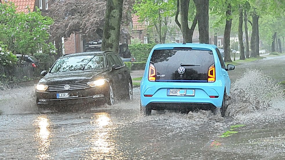 Große Pfützen bildeten sich auf der Edzardstraße in Leer. Foto: Wolters