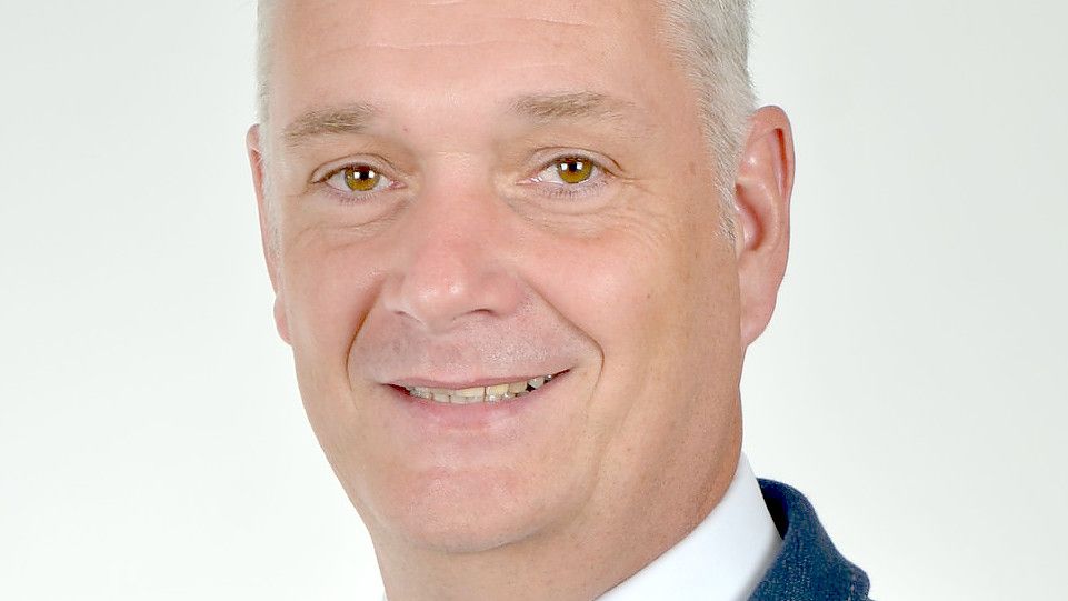 Ostrhauderfehns Bürgermeister Günter Harders ist nach seinem Herzinfarkt noch nicht wieder im Dienst. Foto: Archiv