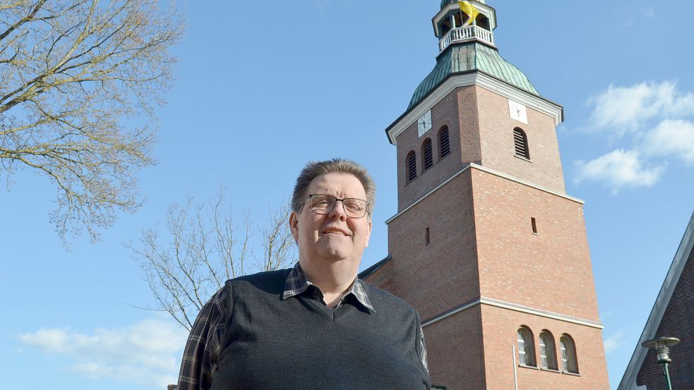 Barßels Leitender Pfarrer Ludger Becker –hier vor der Kirche Ss. Cosmas und Damian der Kirchengemeinde St. Ansgar – wird die Kirchengemeinde verlassen. Nach fast 14 Jahren in Barßel wechselt der 57-Jährige im Sommer die Stelle. Becker wird neuer Pfarrer der Kirchengemeinde St. Bonifatius in Varel, zu der auch Bockhorn, Zetel und Jaderberg gehören. Im Landkreis Friesland am Jadebusen sind Katholiken eine Minderheit. Der scheidende Geistliche spricht ganz offen über die Gründe für seinen Stellenwechsel. Fotos: Fertig