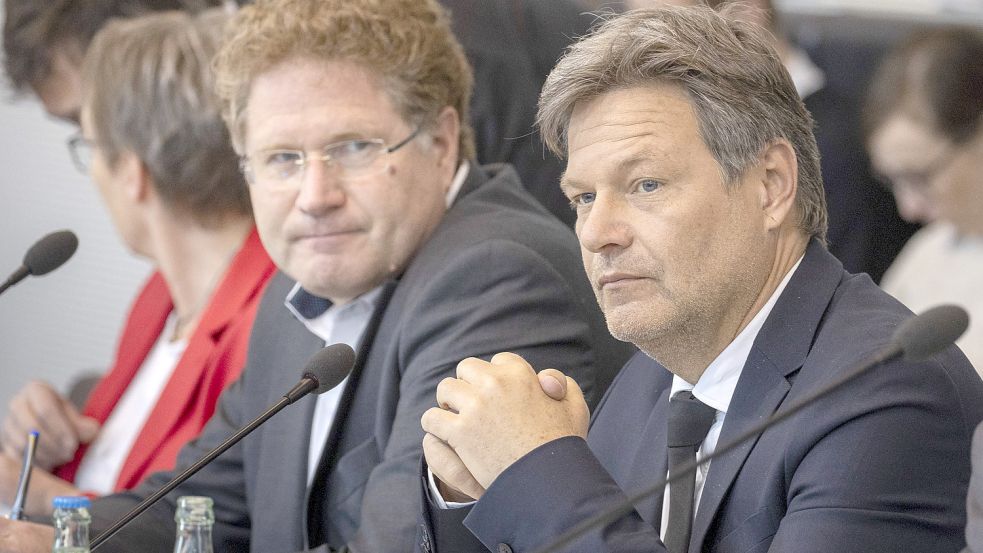 „Muss wegen dieses Fehlers nicht gehen.“ Robert Habeck (rechts) und sein Staatssekretär Patrick Graichen erklären sich vor dem Wirtschaftsausschuss des Bundestages. Foto: IMAGO/Nico Lepartz/photothek.net