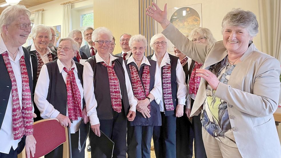 Edith Kruse (rechts) leitet seit 50 Jahren den Chor „Frohsinn“ in Holterfehn. Fotos: Hinderks