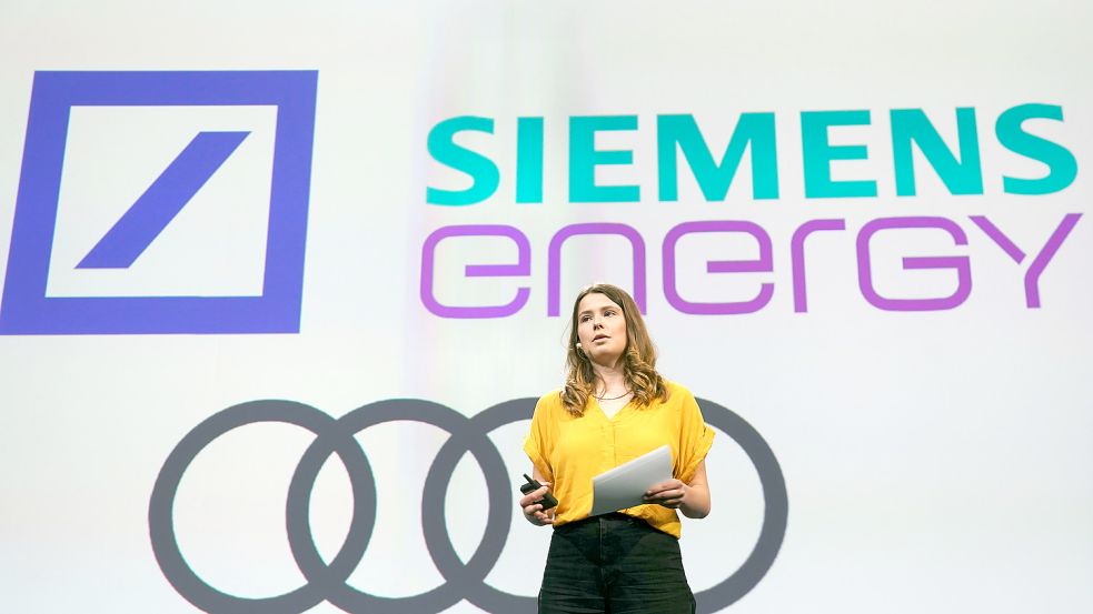 Luisa Neubauer am Mittwoch auf der Bühne der Digital-Messe OMR in den Hamburger Messehallen. Foto: dpa/Marcus Brandt