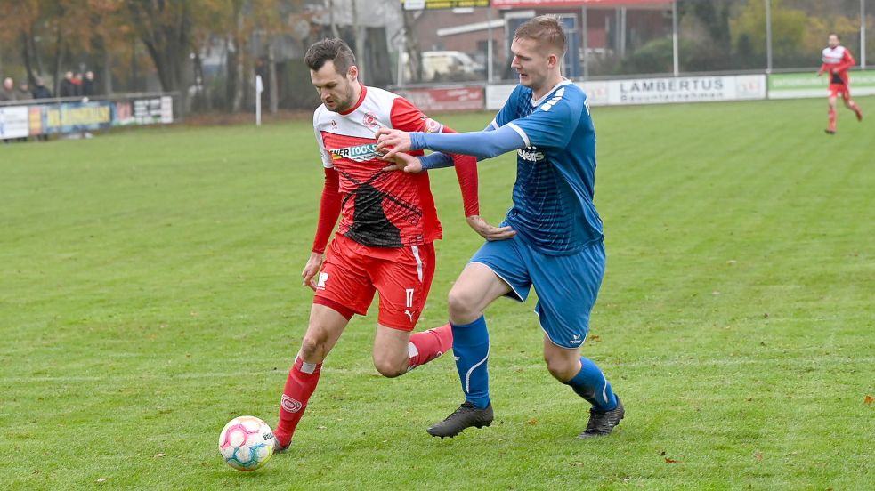 Esens (rechts Remko Til) steht kurz vor dem Titelgewinn. Der SV Großefehn (links Hauke Specht) ist der einzige Klub, der den TuS noch einholen könnte. Foto: Steenhoff
