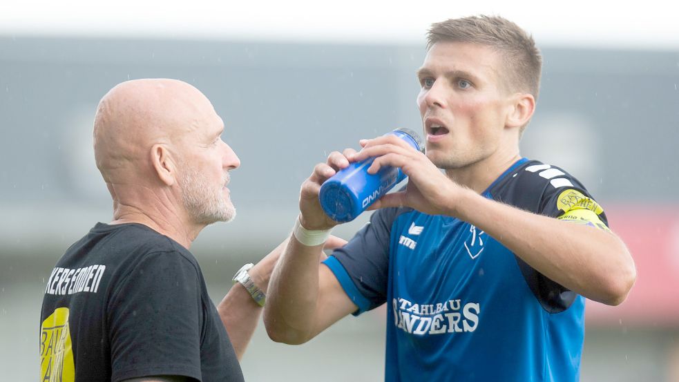 Kickers-Trainer Stefan Emmerling und Bastian Dassel werden auch in der Oberliga-Saison zusammenarbeiten. Der Kapitän ist auch wieder eine Option fürs Heimspiel gegen Delmenhorst. Archivfoto: Doden/Emden