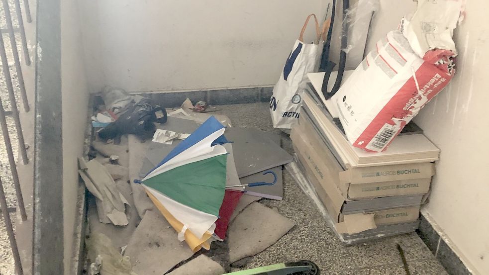 Unter der Treppe stapelt sich der Müll. Foto: Mielcarek