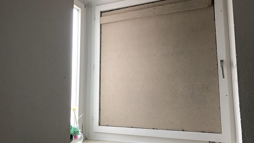 Ein Fenster im Treppenhaus ist schon seit Monaten mit Brettern verschlossen. Foto: Mielcarek