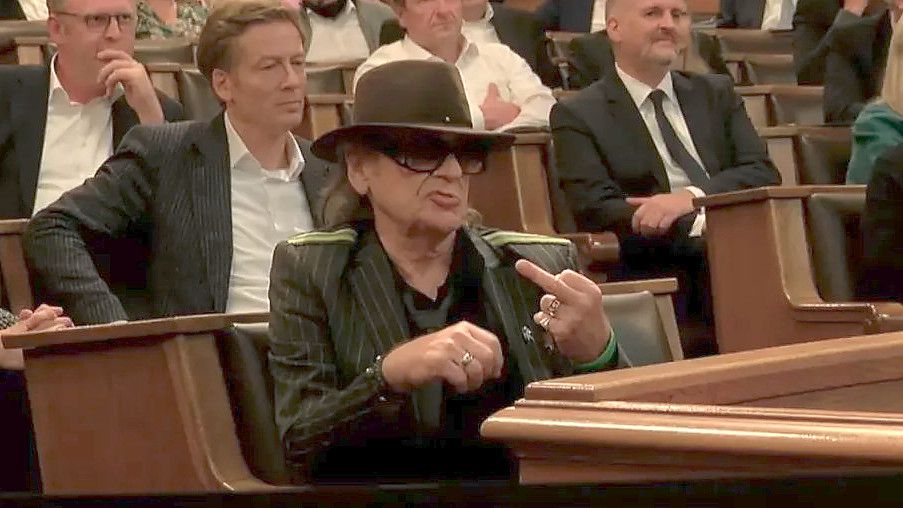 Bürgerschaftssitzung am 7. September 2022: Udo Lindenberg zeigt den Mittelfinger, während der AfD-Fraktionsvize Alexander Wolf spricht. Foto: Screenshot Hamburgische Bürgerschaft/Livestream