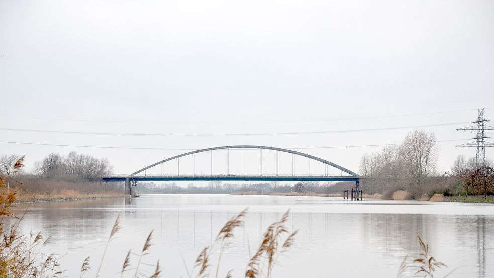 Die Emsbrücke in Halte ist eine wichtige Verbindung zwischen dem Rheiderland und Papenburg. Foto: Lohmann/Archiv