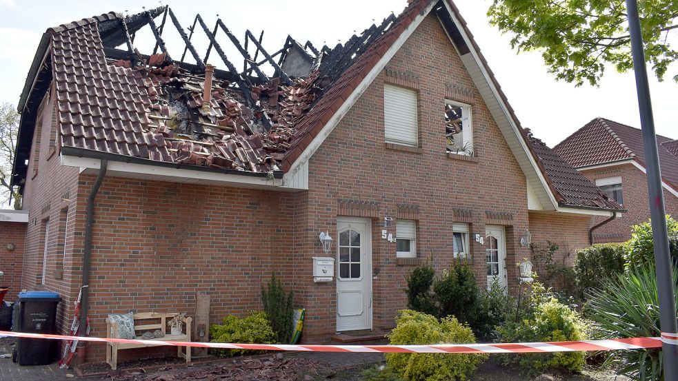 Das Doppelhaus an der Moorhuser Straße in Rhaudermoor ist am 2. Mai zerstört worden. Das Feuer ist in der linken Hälfte ausgebrochen. Foto: Zein