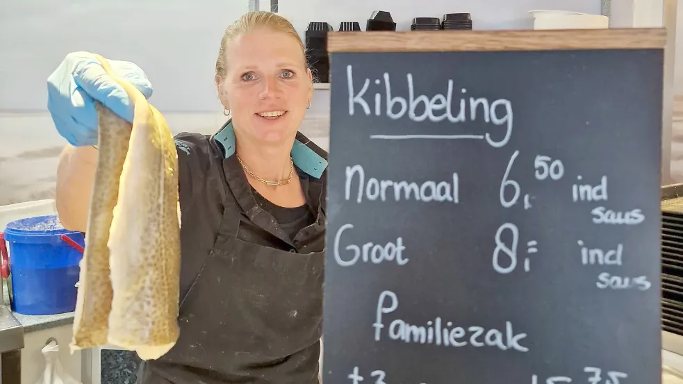 Peggy van der Honing zeigt Kabeljaufilets. Dieser Fisch wird normalerweise zur Zubereitung von Kibbeling verwendet. Aber auch Pollak und Seelachs sind dafür bestens geeignet. Foto: Gettkowski