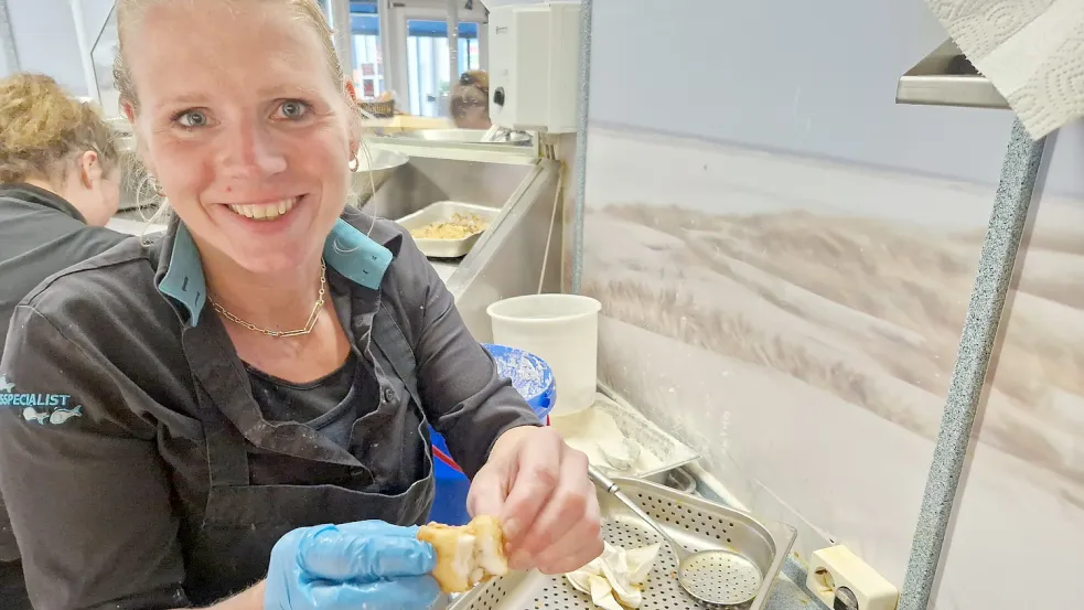 Peggy van der Honing vom Fischimbiss "De Visspecialist" in Bad Neuschanz zeigt wie ein Kibbeling von Innen aussehen muss. Foto: Gettkowski