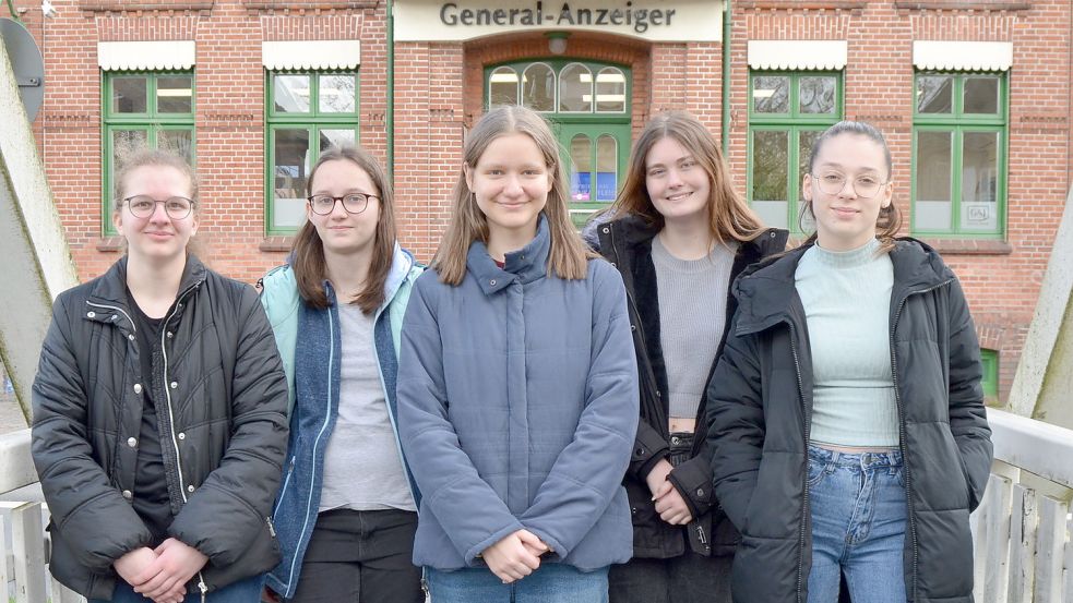 Sechs junge Frauen, die in Papenburg das Fachgymnasium der BBS mit dem Schwerpunkt Gesundheit und Soziales besuchen, engagieren sich für ein besonderes Projekt: Statt eine Facharbeit zu schreiben, engagieren sich (von links) Annika Silze, Alina Clahsen, Veronika Krenik, Anna Rosenboom und Angelika Ageyev (Felicitas Jongebloed fehlt) für die Papenburger Elterninitiative Kinderkrebs. Foto: Fertig