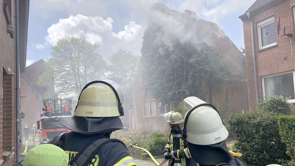 Aus dem seit langem leerstehenden Haus an der Straße Hinter dem Rahmen war dichter Rauch gedrungen. Etwa 35 Feuerwehrleute bekämpften den Brand. Foto: H.Müller/Archiv
