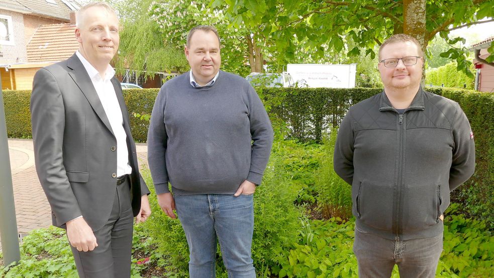 Uwe Brechtezende, (von links) Vorstand der Volksbank Westrhauderfehn, stellte zusammen mit Karsten de Freese vom Planhuus in Rhauderfehn und Energieeffizienz-Berater Michael Damer aus Ostrhauderfehn einen Infoabend für kommenden Dienstag vor. Foto: Wieking