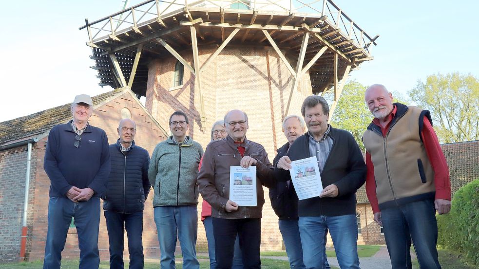 Eisenbahn- und Mühlenfreunde aus Barßel, Saterland und Ammerland stellten das Programm der einzigartigen Fahrt der Museumseisenbahn bei der Ebkenschen Windmühle in Barßel vor (von links): Johannes Sobing, Hinrich Grüßing, Helmut Boekhoff, Sabine Trumpf, Franz Cloer, Bernd Norrenbrock, Christian Grote, Hans-Wolfram Thieben. Foto: Passmann