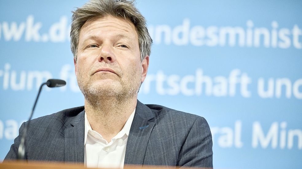 Für die Pläne zum Gebäudeenergiegesetz werden Wirtschaftsminister Robert Habeck und andere Regierungsmitglieder scharf attackiert. Foto: Imago Images/Mike Schmidt
