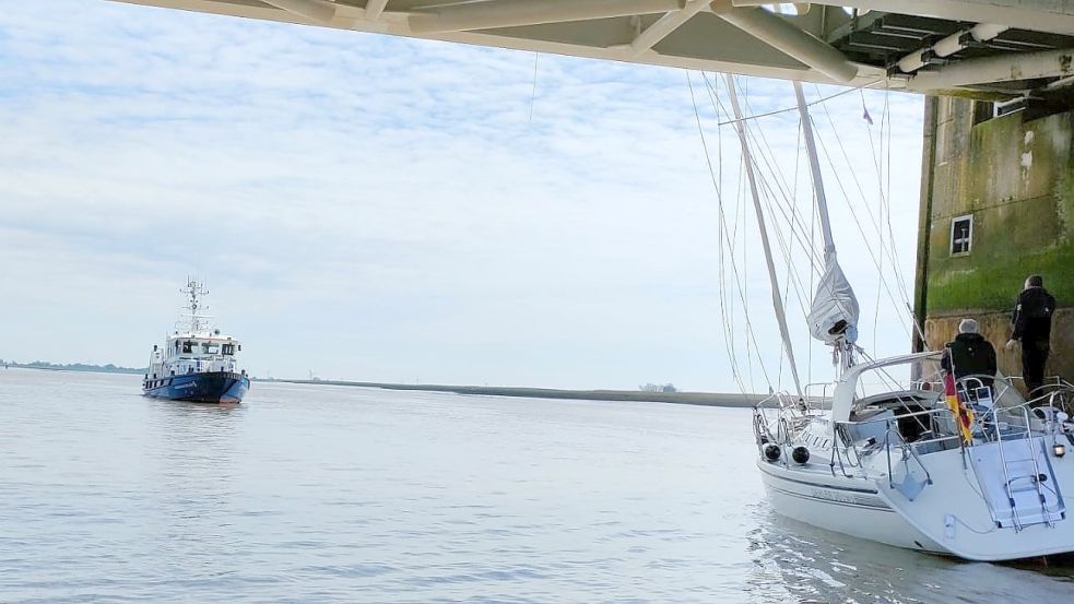 Die Yacht hatte sich unter dem Sperrwerk verkeilt. Foto: Wasserschutzpolizei