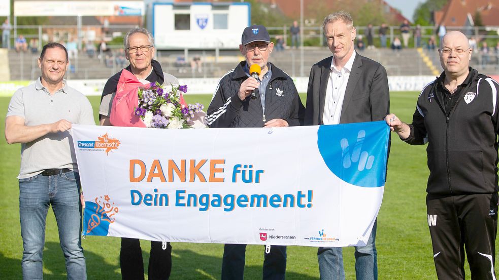 Kickers-Stadionsprecher Gerd Krauledat (Mitte) wurde vor dem Spiel von Matthias Nittmann (von links, Kickers-Finanzvorstand), Reiner Bruns (stellvertretender Vorsitzender Emder Sportbund), Peter Bartsch (Vorsitzender Emder Sportbund) und Dr. Jörg Winter (Kickers-Vorsitzender) geehrt. Foto: Doden/Emden