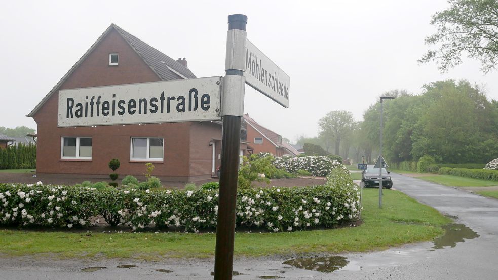 Ein Teilabschnitt der Raiffeisenstraße und der Möhlenschleede zwischen Bahnübergang und Hauptstraße werden ausgebaut. Von den beiden ehemals wenig befahrenen Gemeindestraßen ist das neue Wohngebiet mit den Straßen Fännes Hachte und Fännes Tuun zu erreichen. Foto: Kruse