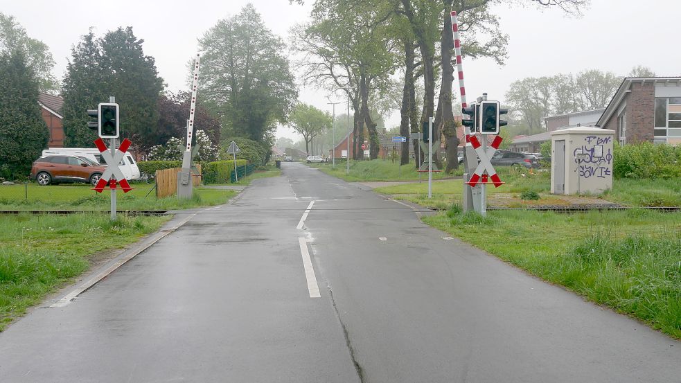 Ein Blick vom Bahnübergang in die Möhlenschleede Richtung Hauptstraße. Dort wird die Straße ausgebaut. Es handelt sich nach Angaben der Gemeinde um eine Ersterschließung. Rechts im Bild ist die neue Kindertagesstätte zu sehen. Foto: Kruse