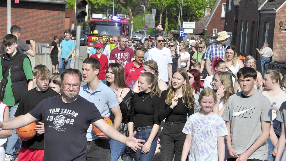 Die Schollentage kombiniert mit dem tollen Wetter locken zahlreiche Besucher an. Foto: Wolters