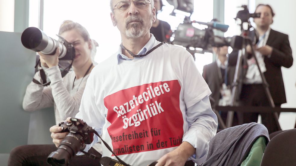 Sein Protest vor dem türkischen Präsidenten im Jahr 2018 hat Agil Yigit bekannt gemacht. Damals trug er bei einer Pressekonferenz mit türkischen Präsidenten ein T-Shirt mit der Aufschrift: „Pressefreiheit für Journalisten in der Türkei“. Foto: dpa/Michael Kappeler