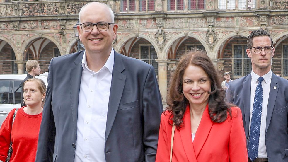 Strahlende Wahlsieger: der Spitzenkandidat der SPD für die Bürgerschaftswahl, Andreas Bovenschulte, und seine Partnerin Kerstin Krüger. Foto: Strangmann/dpa