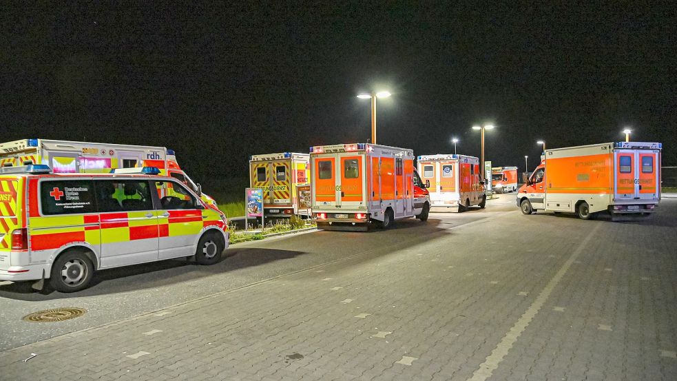 Es fielen Schüsse in Oldenburg in Holstein. Die Lage war zunächst unklar. Auch der Rettungsdienst rückte deshalb mit einem Großaufgebot an. Foto: Arne Jappe