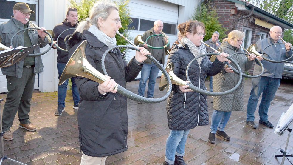 Nicht ganz vollzählig – acht der 18 Aktiven fehlten an diesem Montagabend – aber dennoch volltönend, üben die Musikanten des Ramsloher Vereins Parforcehorngruppe Da Capo wie stets im Freien auf dem Hof des Vereinsvorsitzenden Hans Janssen und Ehefrau Ingeborg an der Ostermoorstraße 26 in Ramsloh unter der musikalischen Leitung von Andreas Alberts (ganz rechts) und Hartmut Börchers (hinten, 3. von rechts). Fotos: Fertig