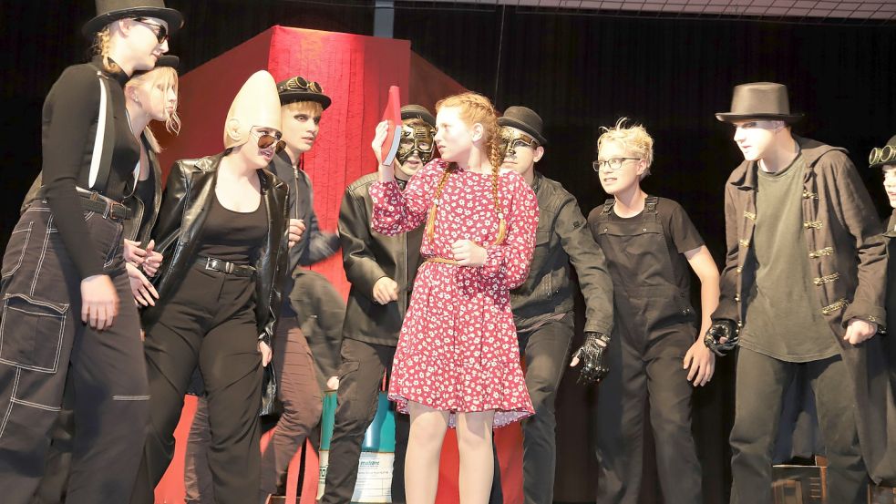 Mit Begeisterung und professionellen Zügen brachte die Theater-AG den Klassiker „Tintenherz“ auf die Bühne. Foto: Passmann