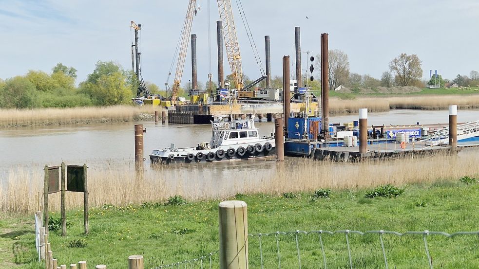 Die Friesenbrücke in Weener wurde im Dezember 2015 bei einer Schiffskollision schwer beschädigt. Mit der Fertigstellung des Neubaus wird frühestens Ende 2024 gerechnet. Für Dr. Bernhard Brons, Präsident der Industrie- und Handelskammer für Ostfriesland und Papenburg, nur ein Beispiel für Infrastrukturprojekte in Ostfriesland, die viel schneller realisiert werden müssten. Foto: Gettkowski