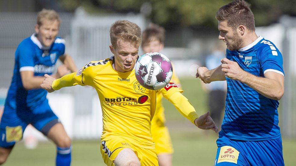 Künftig sind sie Mitspieler und keine Gegner: Sven Lameyer (hier im Oberligaspiel bei Kickers Emden) und der Emder Torjäger Tido Steffens (rechts). Foto: Doden