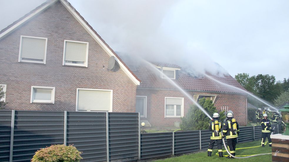 Zahlreiche Einsatzkräfte der Feuerwehren kämpften gegen die Flammen. Foto: Feuerwehr/Joachim Rand