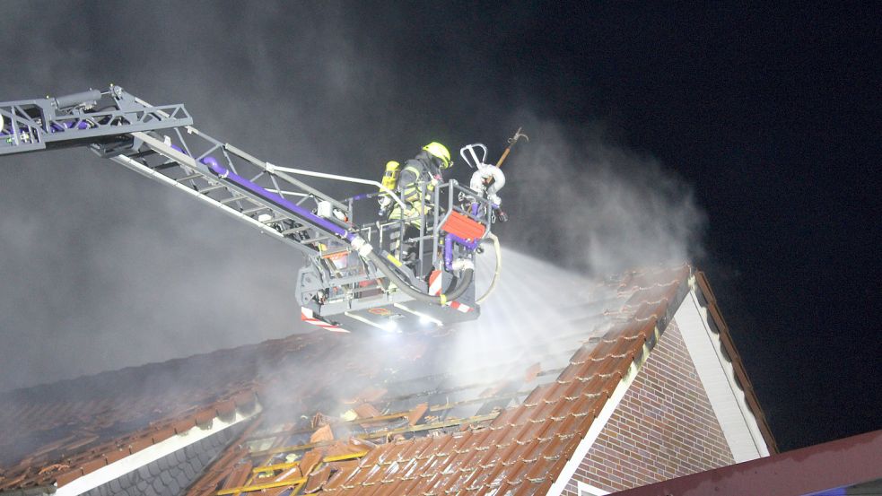 Auch eine Drehleiter wurde eingesetzt. Foto: Feuerwehr/Joachim Rand