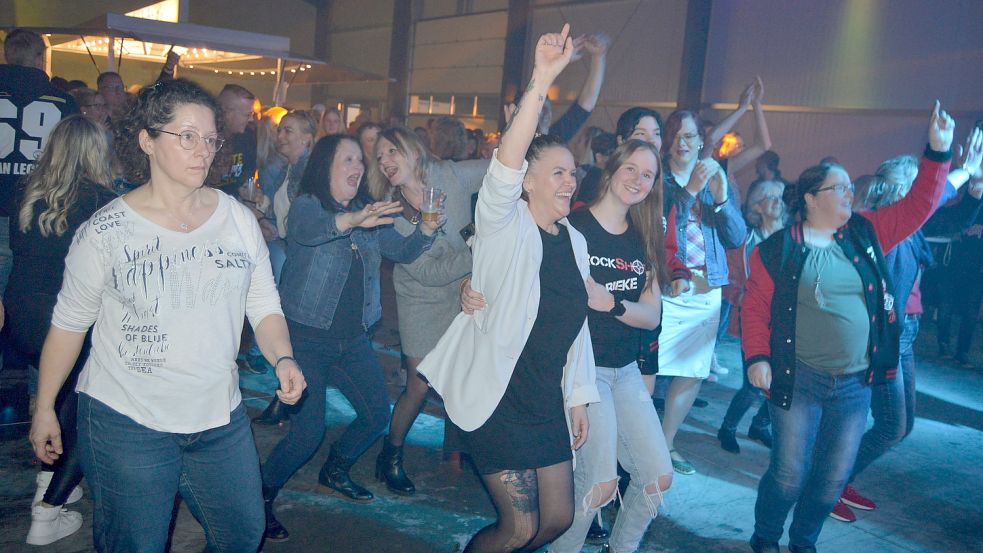 Ausgelassene Stimmung herrschte während der Party bei den Gästen. Foto: Weers