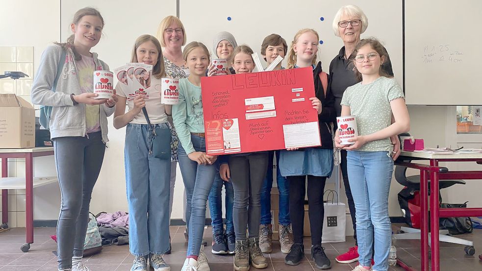 Klasse 6.3 organisierte beim Schulfest eine Typisierungsaktion für Leukin. Das Foto zeigt (von links) Theda Harms, Anna Hülpers, Ulrike Janssen (Schulleitung), Eeske Focken, Joosten Meyer, Alea Buttjer, Tammo Kasperczyk, Emma Sperveslage, Christa Lindenberg (Leukin) und Rieke Douwes. Foto: Scherzer