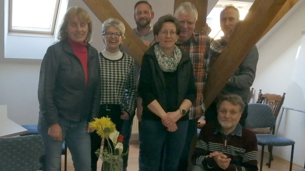 Der neue Vorstand des Vereins „Pro Natur WOL“ mit Monika Frey, Gisela Niemann (beide Beisitzerin), Hermann Warnders (stellvertreter Vorsitzender), Martina Gibbesch (Kassenwartin), Klaus-Peter Schröder (Vorsitzender), Ulrich Frey (Schriftführer) und Detlev Stallmann (Beisitzer). Foto: Privat