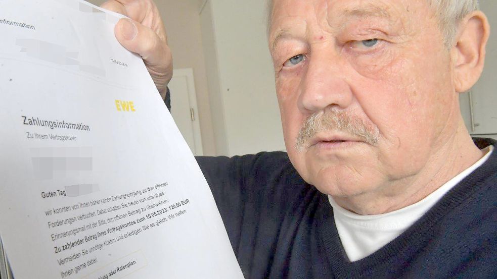 Wilhelm Jansen aus Papenburg hat eine Mahnung von der EWE bekommen – und er wusste nicht warum. Es gibt Tausende Betroffene. Foto: Ortgies
